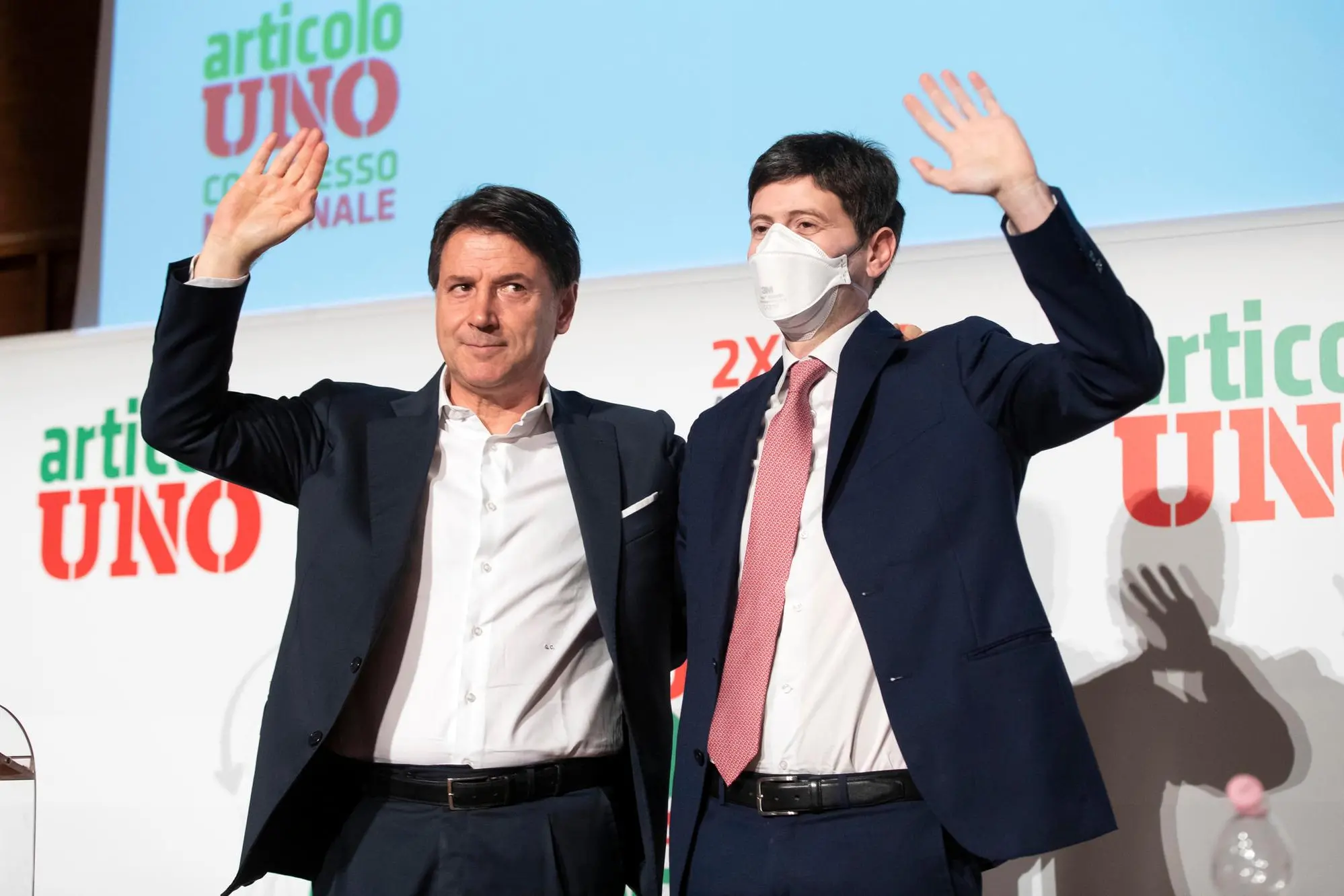 Il presidente del M5s, Giuseppe Conte, al congresso di Articolo Uno insieme al segretario del partito Roberto Speranza (D) a Roma, 24 aprile 2022. ANSA/MASSIMO PERCOSSI