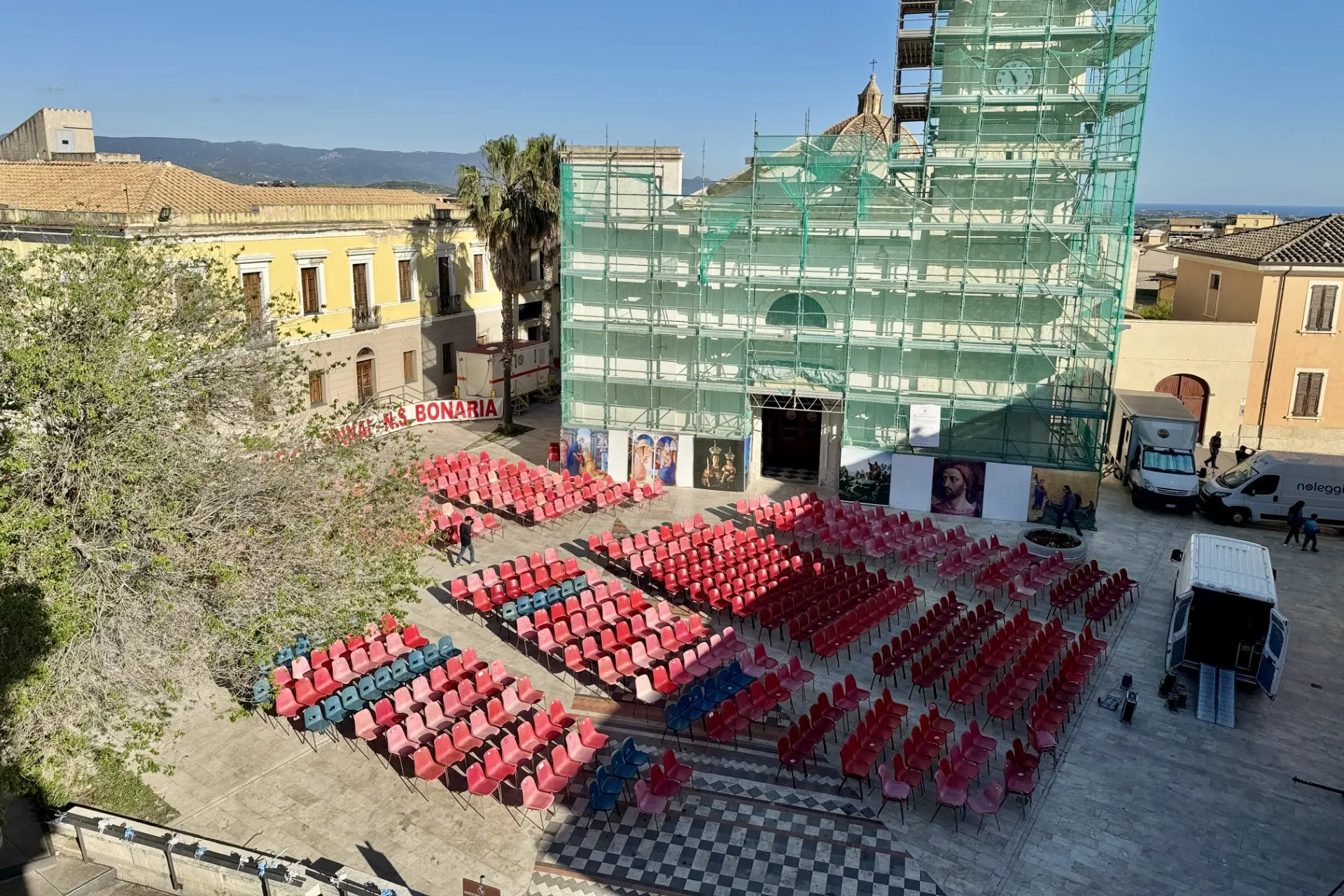 I preparativi in piazza a Sinnai (Foto Andrea Serreli)