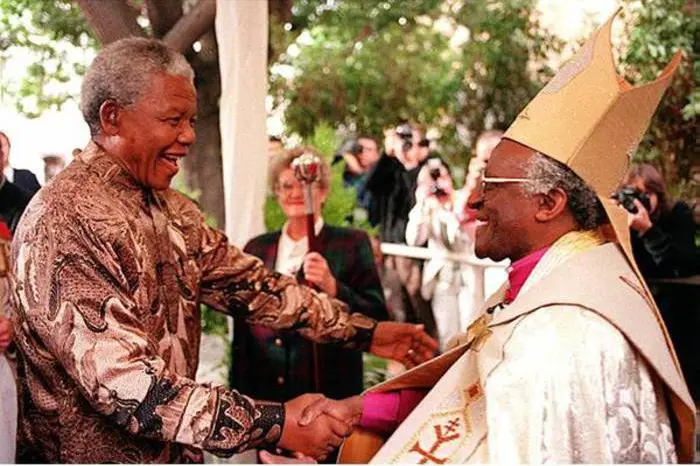 Desmond Tutu saluta il presidente Nelson Mandela (Ansa)