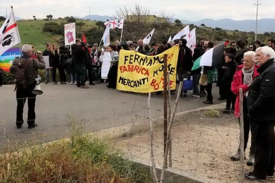 Una delle tante proteste antimilitariste presso la stabilimento Rwm di Domusnovas