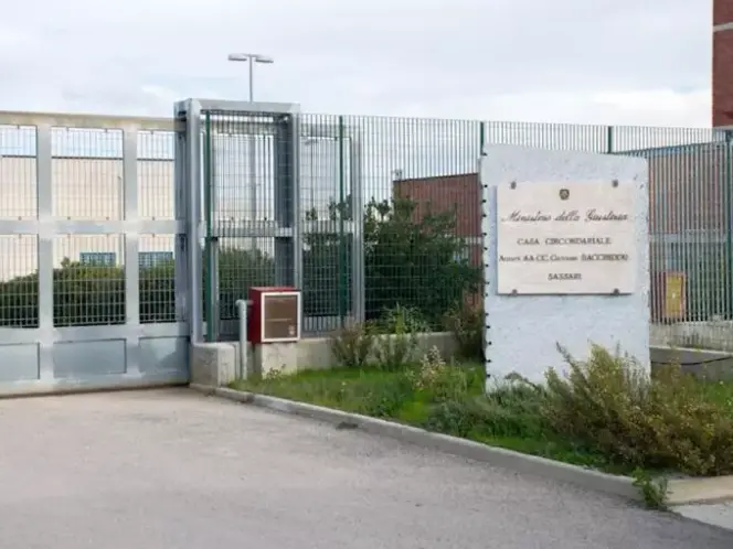 Bancali, appicca un incendio in cella: muore un detenuto. Diversi agenti in ospedale L'ingresso del carcere di Bancali (archivio L'Unione Sarda)
