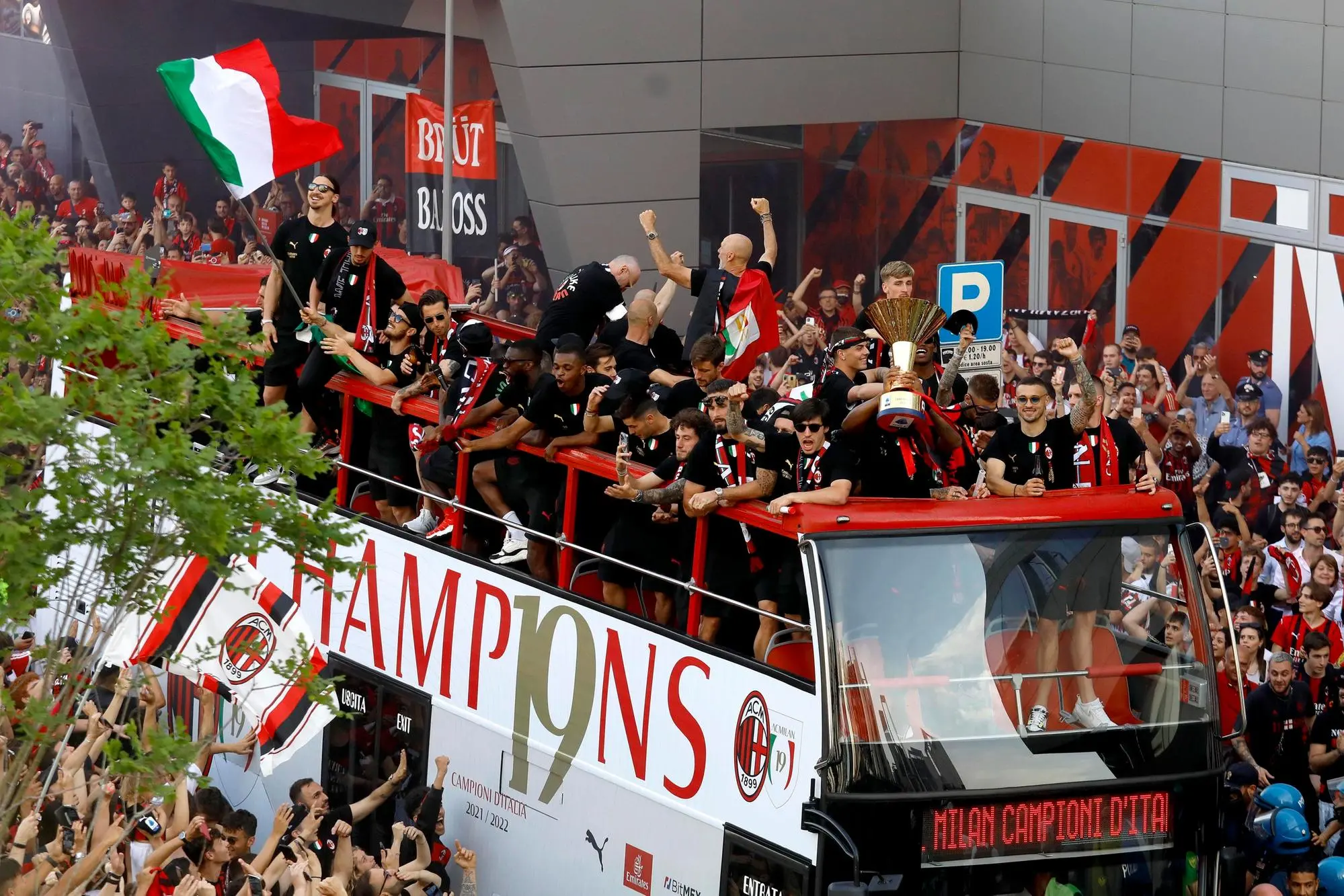 Il Milan in trionfo per le strade di Milano (Ansa)