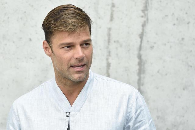Accuse di stalking per Ricky Martin, lui si difende: “Tutto falso”
