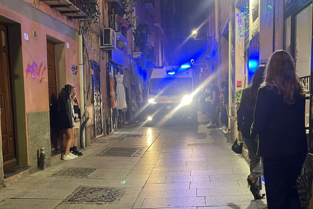L'ambulanza in via Sicilia
