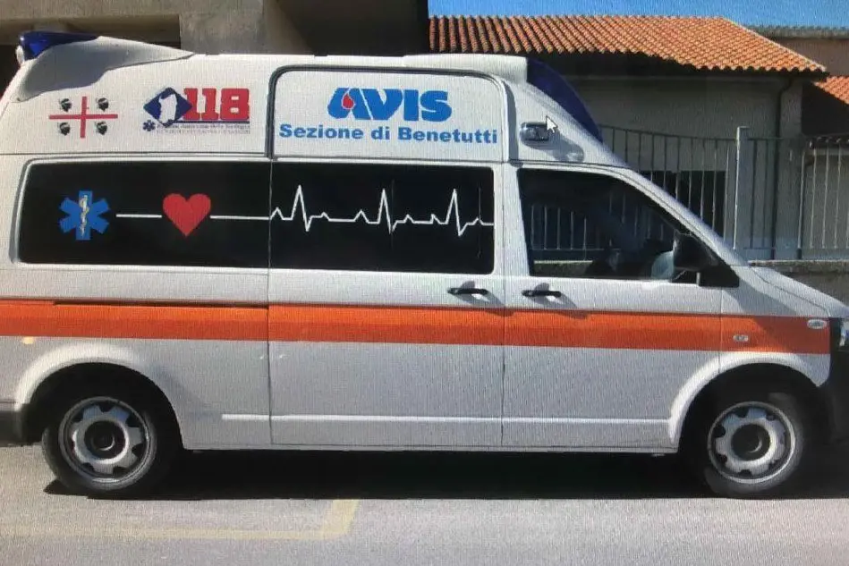 L'ambulanza del 118 di Benetutti presso la sede (L'Unione Sarda - Tellini)