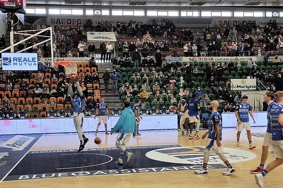 Basket: la Dinamo ha carattere e batte Trento 88-80