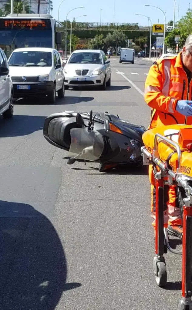 Lo scooterista è stato portato in ospedale