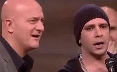 Checco Zalone in un'esilarante imitazione di Sangiorgi