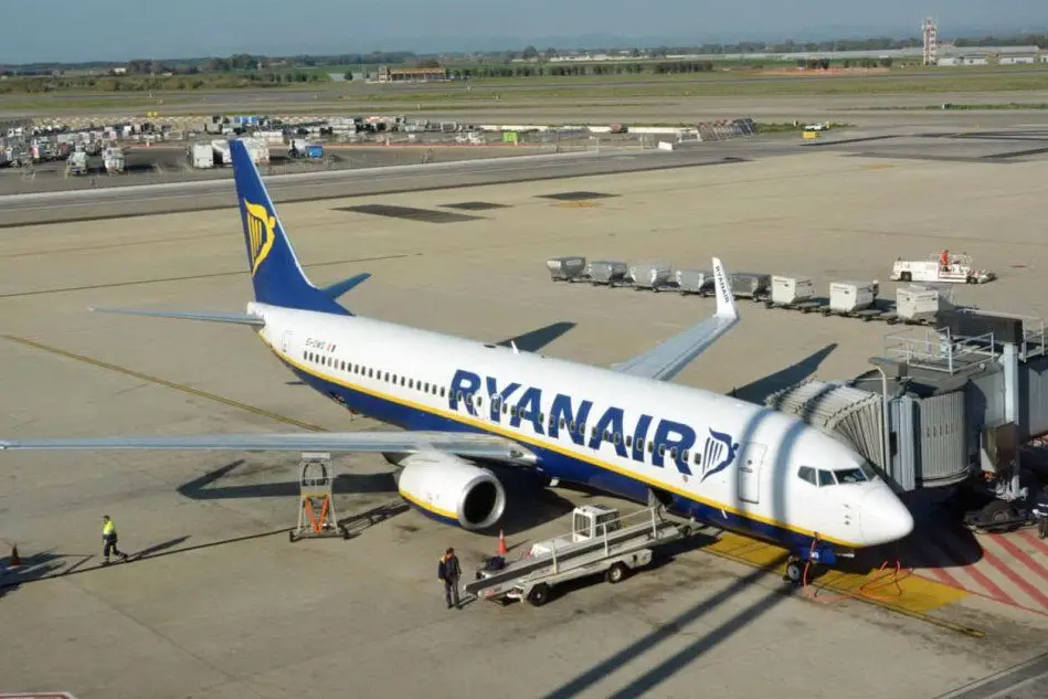 Un volo della compagnia Ryanair a Fiumicino (Ansa)