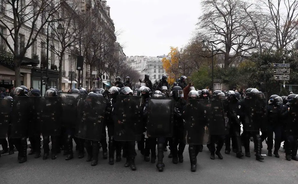 Gli agenti hanno inoltre lanciato dei gas lacrimogeni in rue Arsene Houssaye, vicino agli Champs-Elysees
