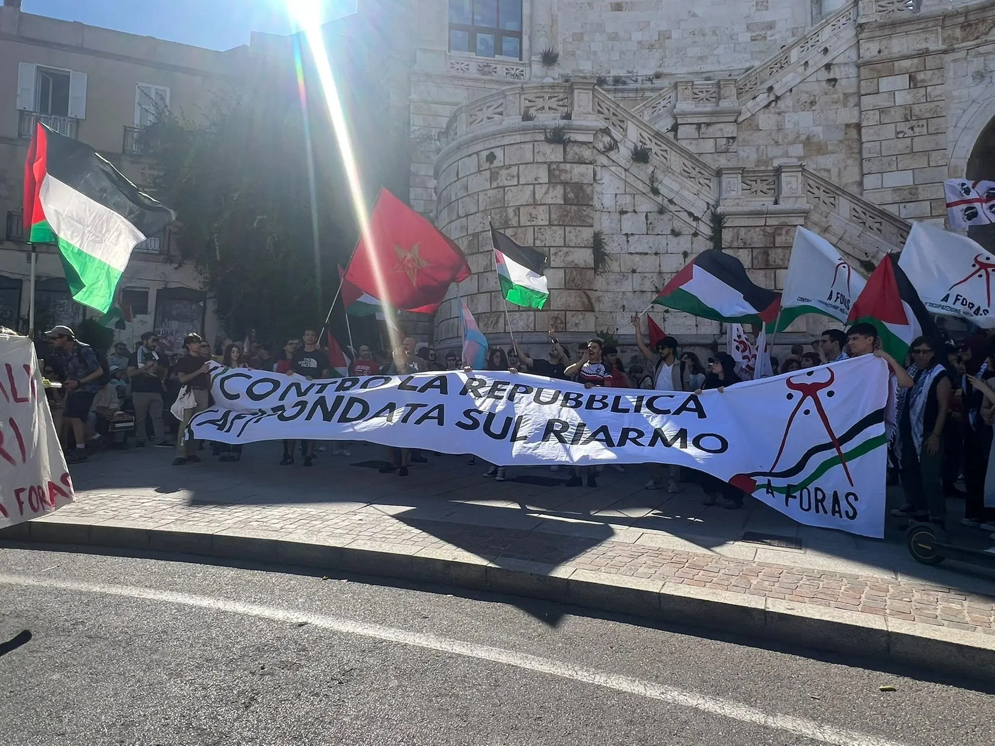 Gli antimilitaristi in piazza Costituzione