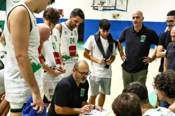 Un timeout di Nicola Elia, tecnico della Ferrini