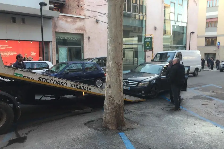 La Mercedes recuperata dal carro attrezzi (foto Sanna)