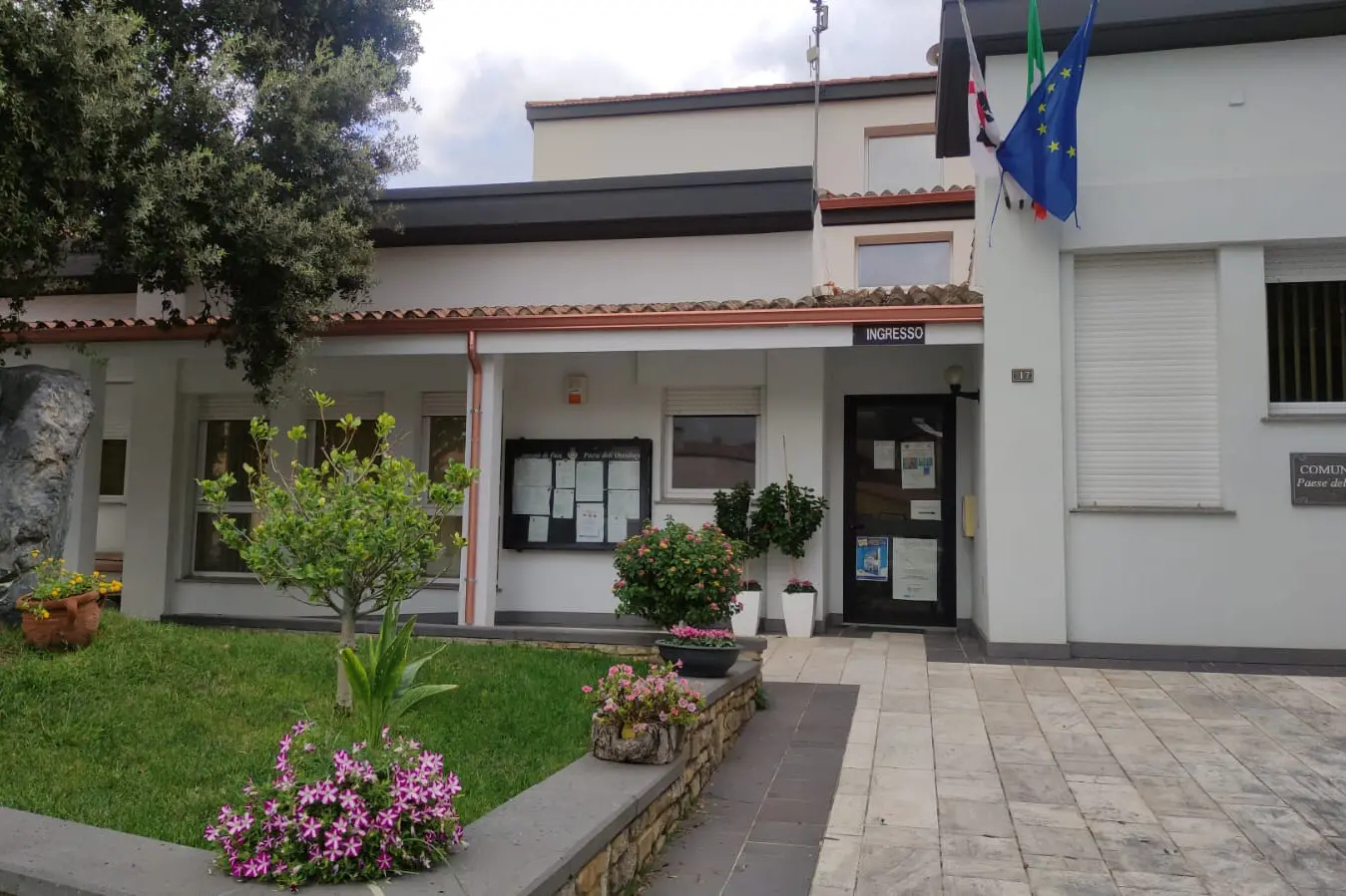 Il municipio di Pau (foto concessa)
