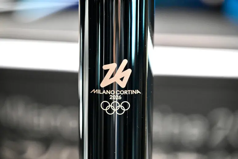 Milano-Cortina, la fiamma olimpica arriva in Sardegna (foto Ansa)