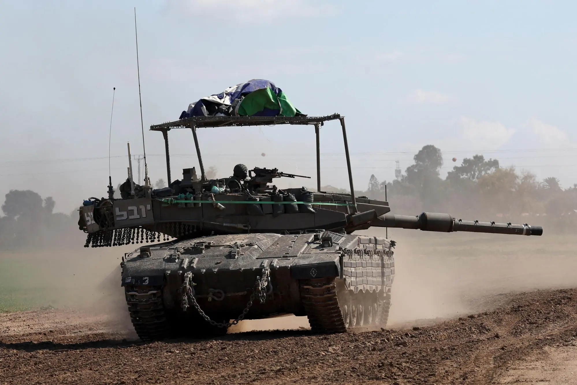 Un carro armato israeliano a Gaza (Ansa-Epa)