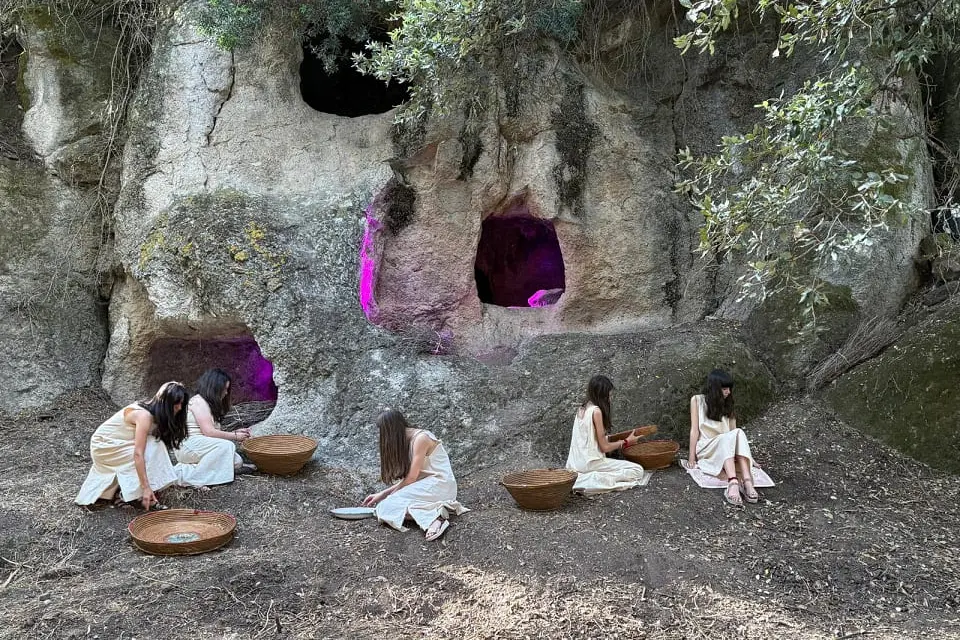 Spettacolo degli studenti dell'Istituto Comprensivo Ghilarza-Abbasanta alla necropoli di Ispiluncas