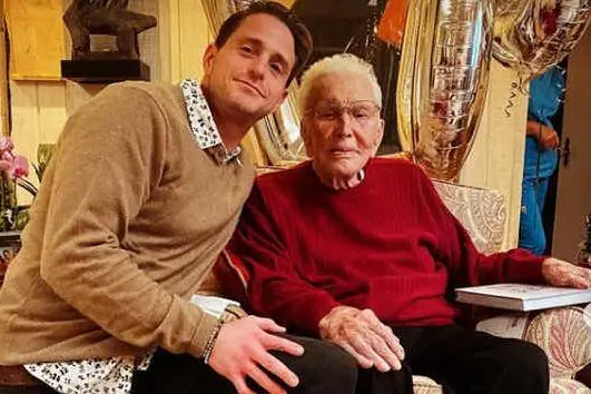Cameron Douglas con il nonno Kirk (foto da profilo ufficiale Instagram)