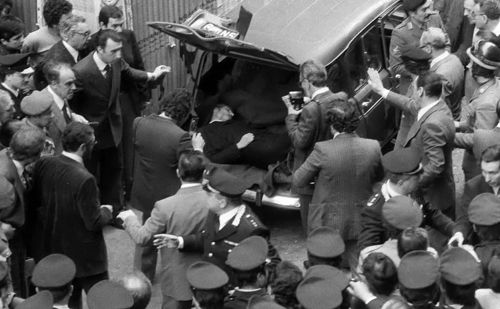 #AccaddeOggi: il 9 maggio 1978 viene ritrovato in una Renault 4 rossa il cadavere del leader democristiano Aldo Moro ucciso dalle Brigate Rosse