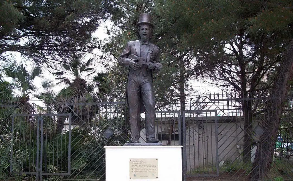 La sua statua a Crotone (Ansa)