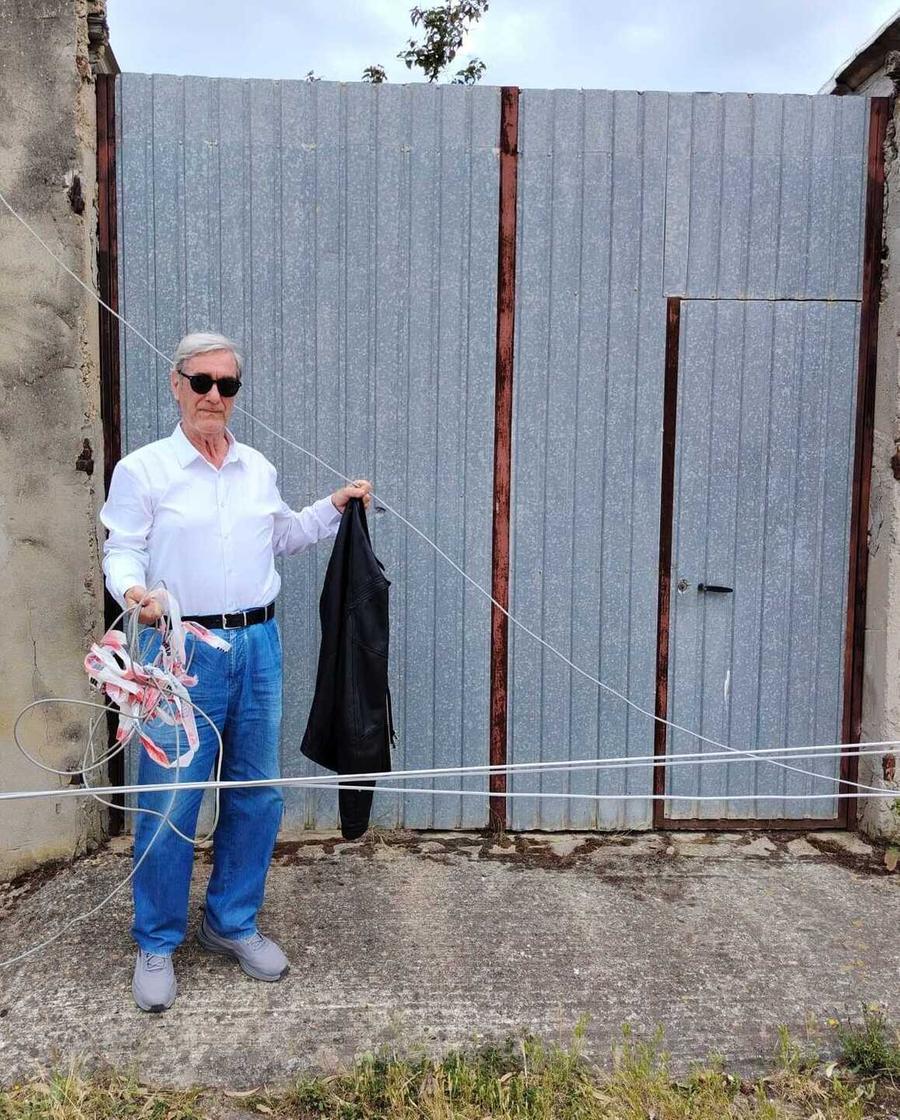 Ingresso di casa ostruito dai cavi telefonici caduti: «Ora basta»
