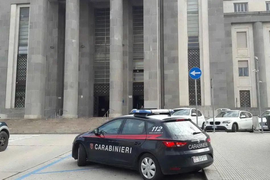 Una pattuglia davanti al tribunale di Cagliari (foto carabinieri)
