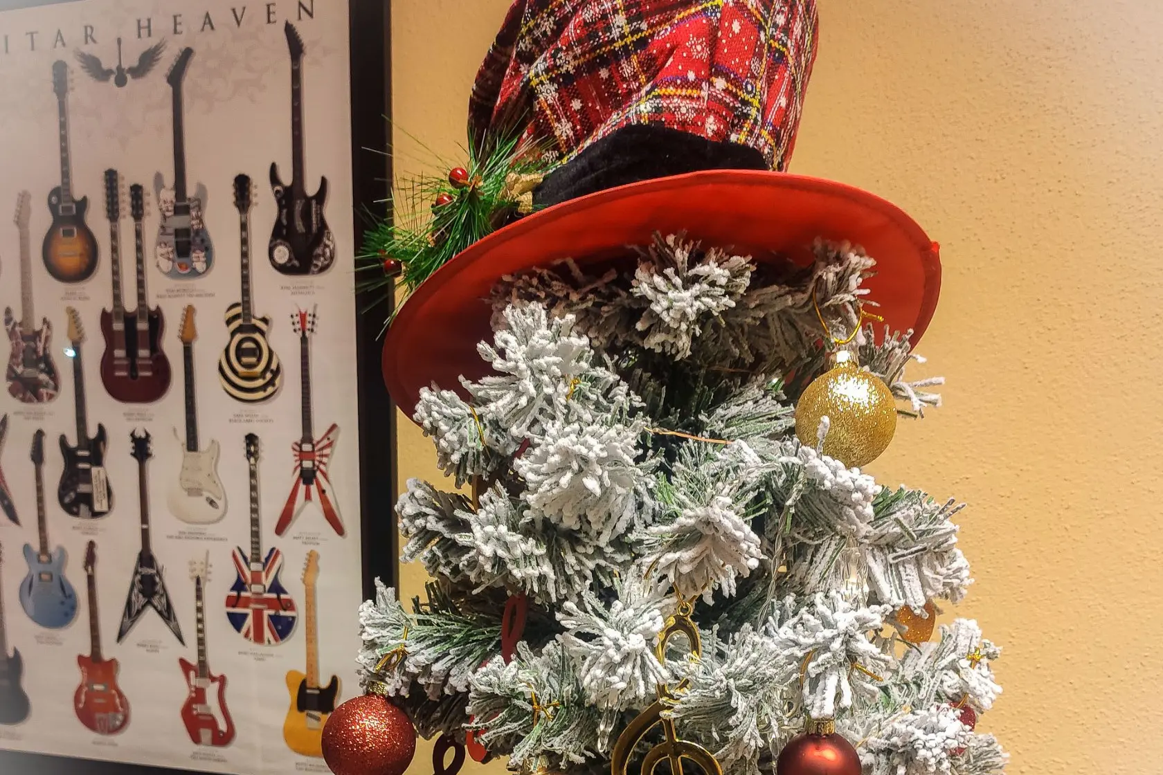 L'originale albero di Natale della scuola di chitarra You Can Play di Villacidro. Il puntale è il cappello di Slash in versione natalizia (foto di M. Mantione)