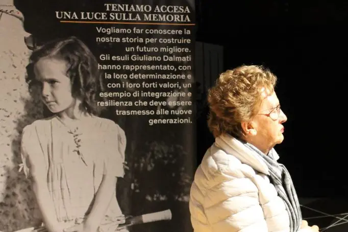 La bambina con la valigia e Marisa Brugna (foto Pala)
