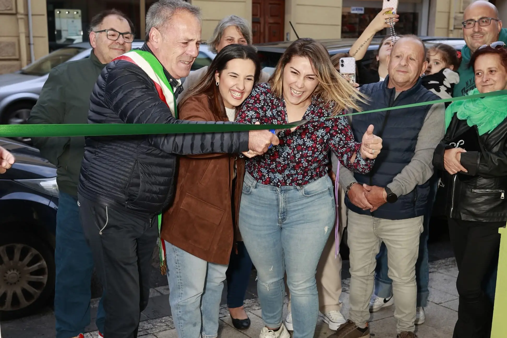 Il sindaco inaugura la nuova attività commerciale