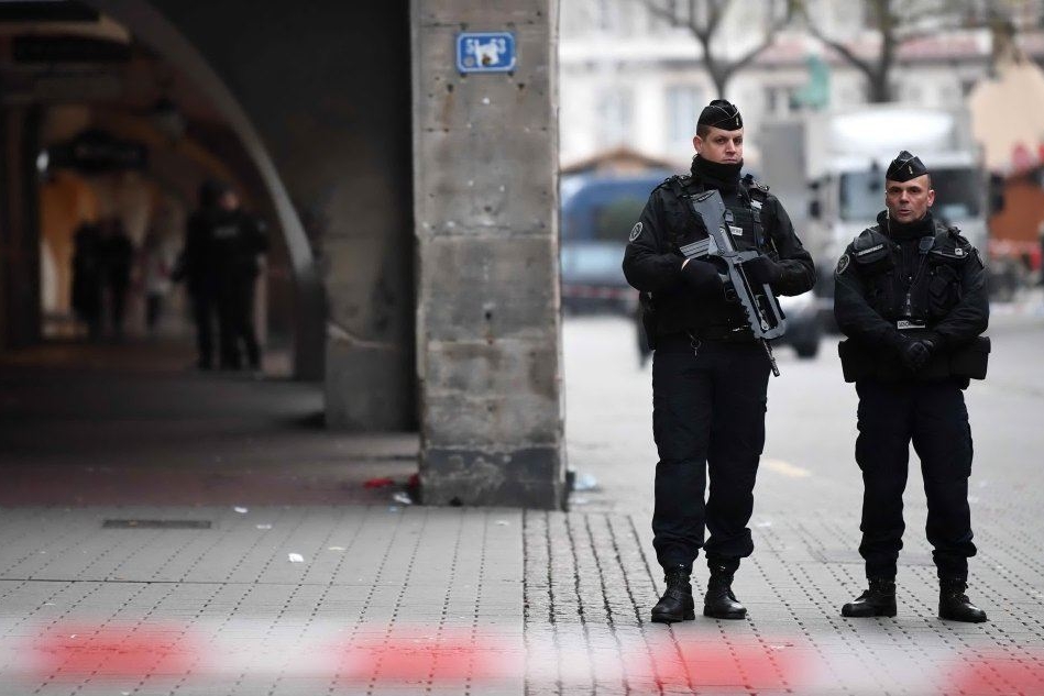 Agenti vicino al luogo della sparatoria a Strasburgo (Ansa)