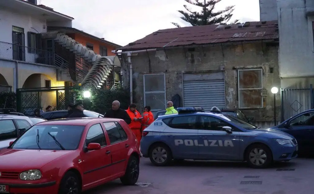 La polizia, sul posto dopo l'allarme (Ansa)