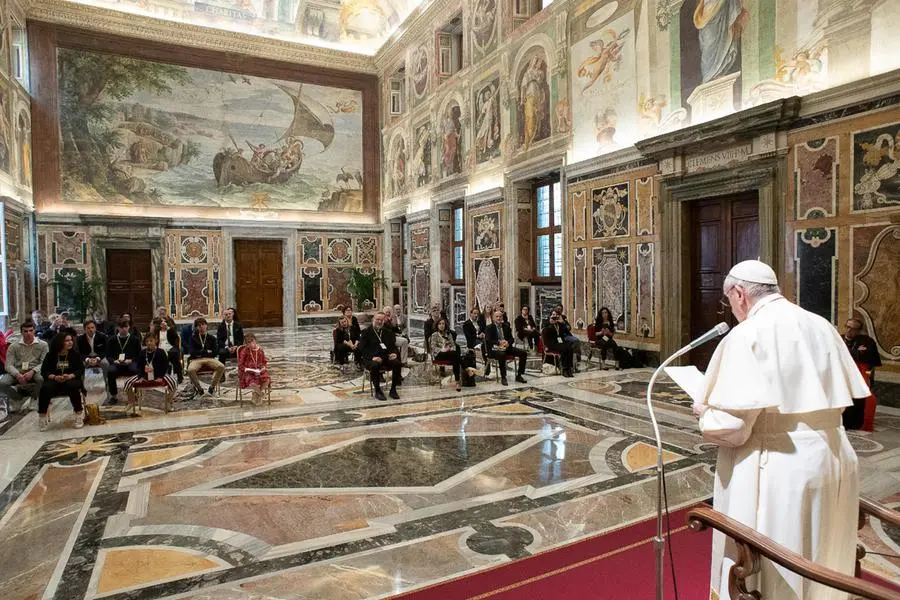 Papa Francesco riceve esponenti dell'associazione &quot;Meter&quot; (Ansa)