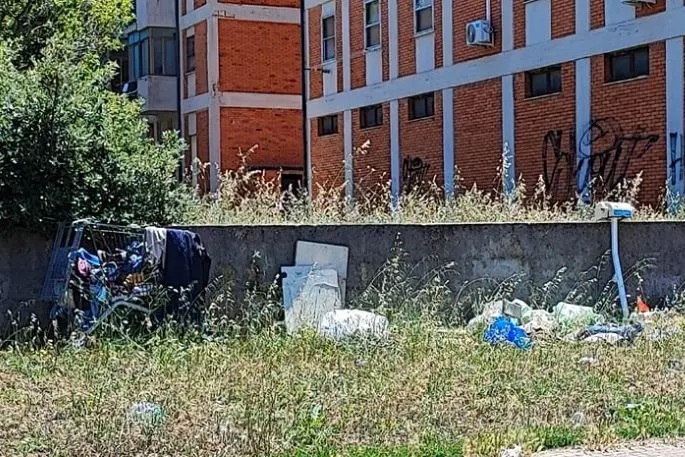 La discarica davanti alla sede della Caritas (foto Pala)