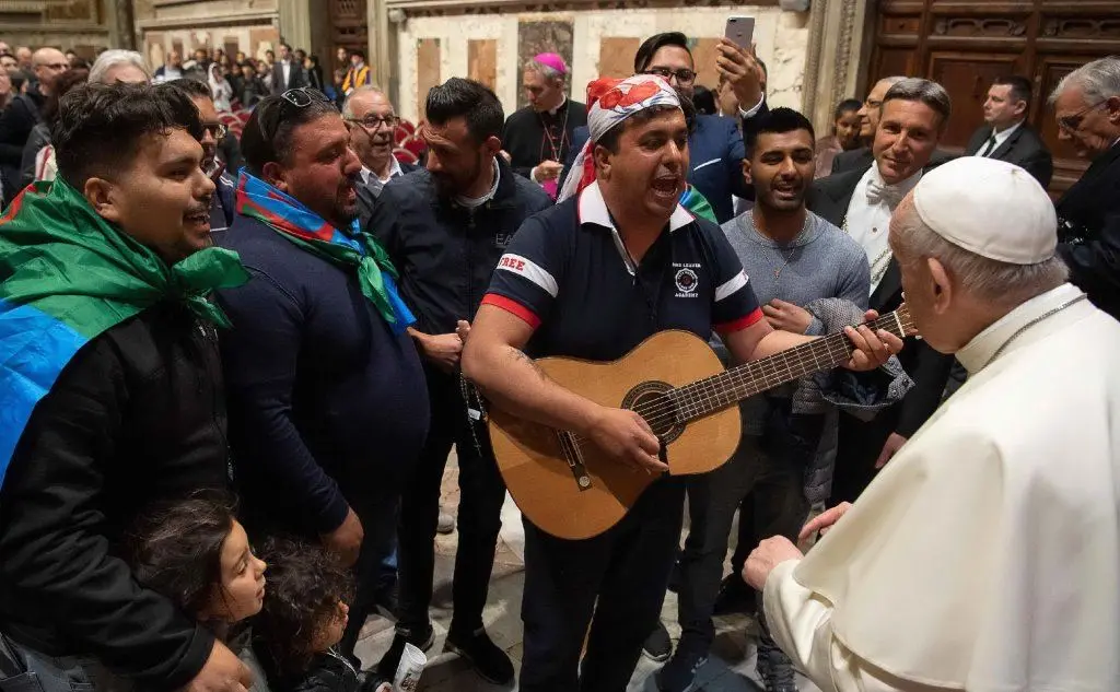 Bergoglio oggi ha incontrato in Vaticano centinaia tra rom e sinti