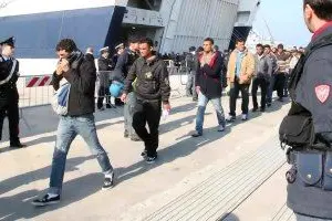 Profughi sbarcati da un traghetto (archivio)