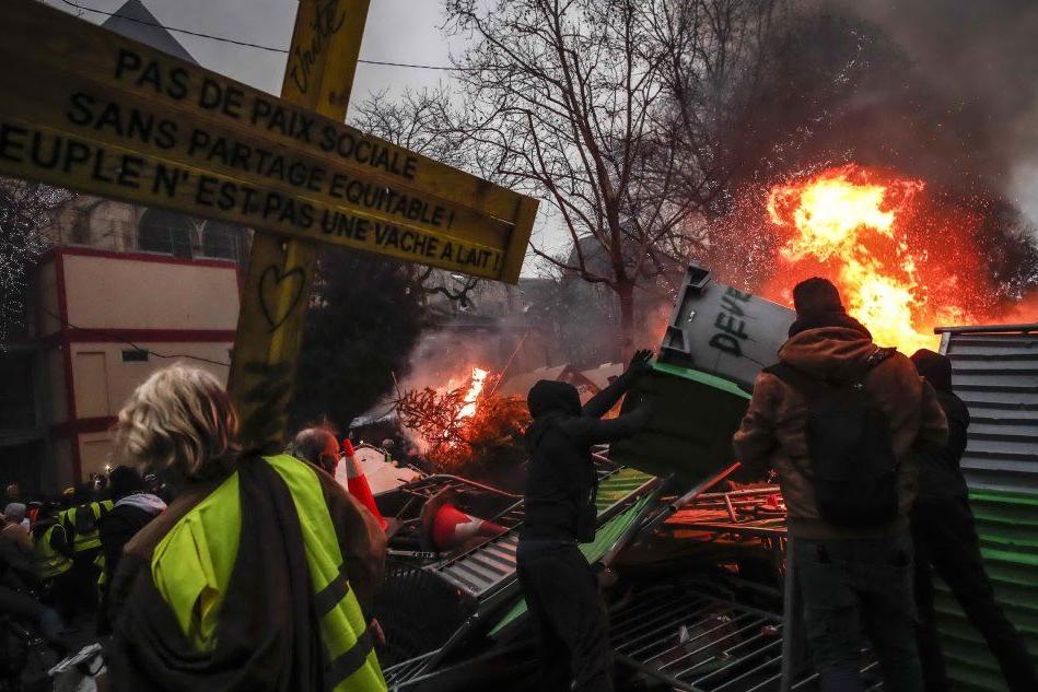 Gilet gialli: 3.500 manifestanti a Parigi