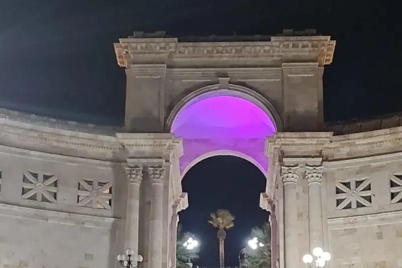 Cagliari, il Bastione illuminato di viola (foto Comune di Cagliari)