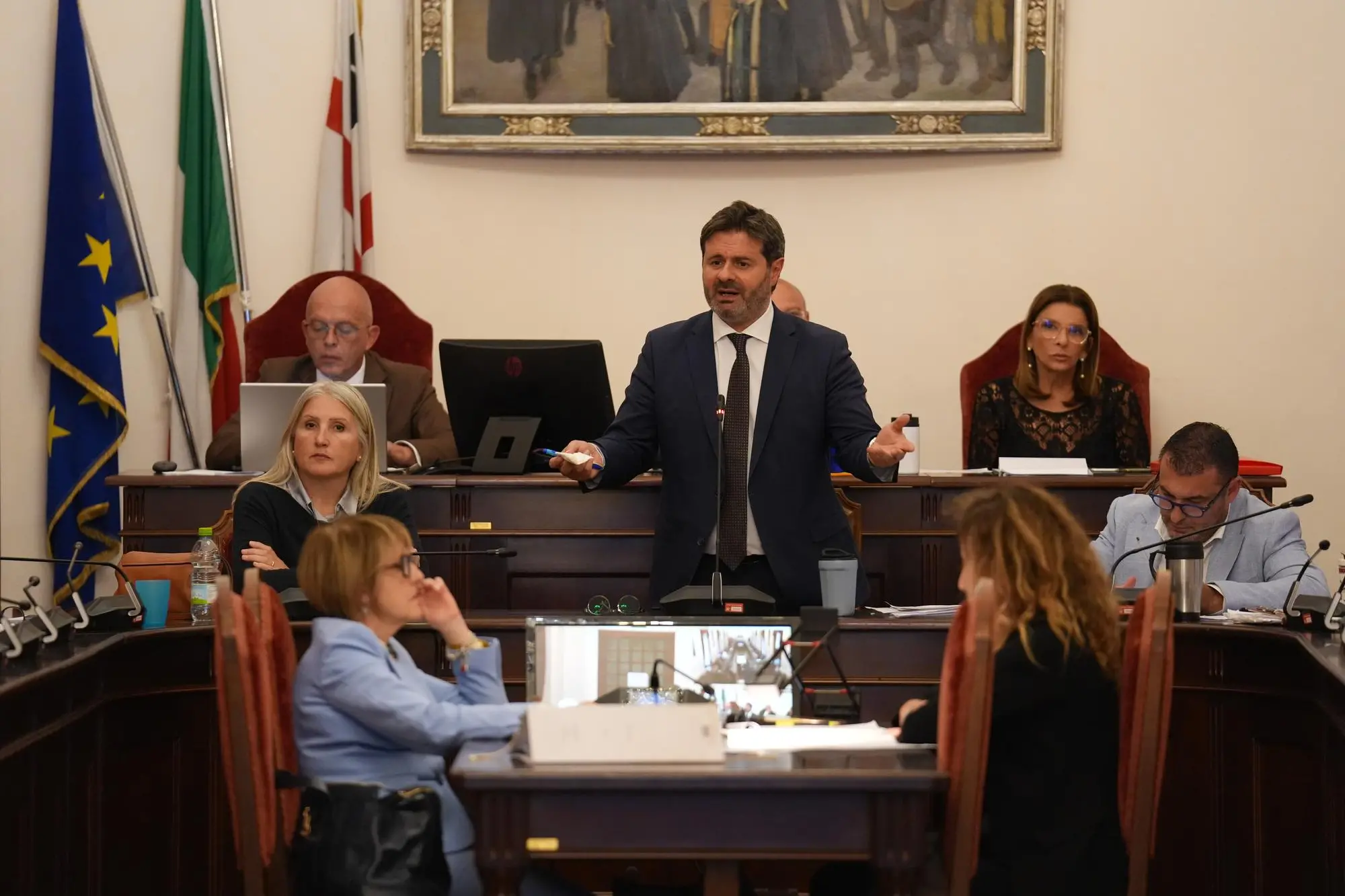Il sindaco Giuseppe Mascia durante la discussione sulla variazione di bilancio