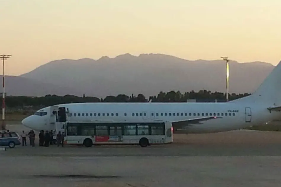 L'aereo sulla pista di Elmas con i nuovi migranti