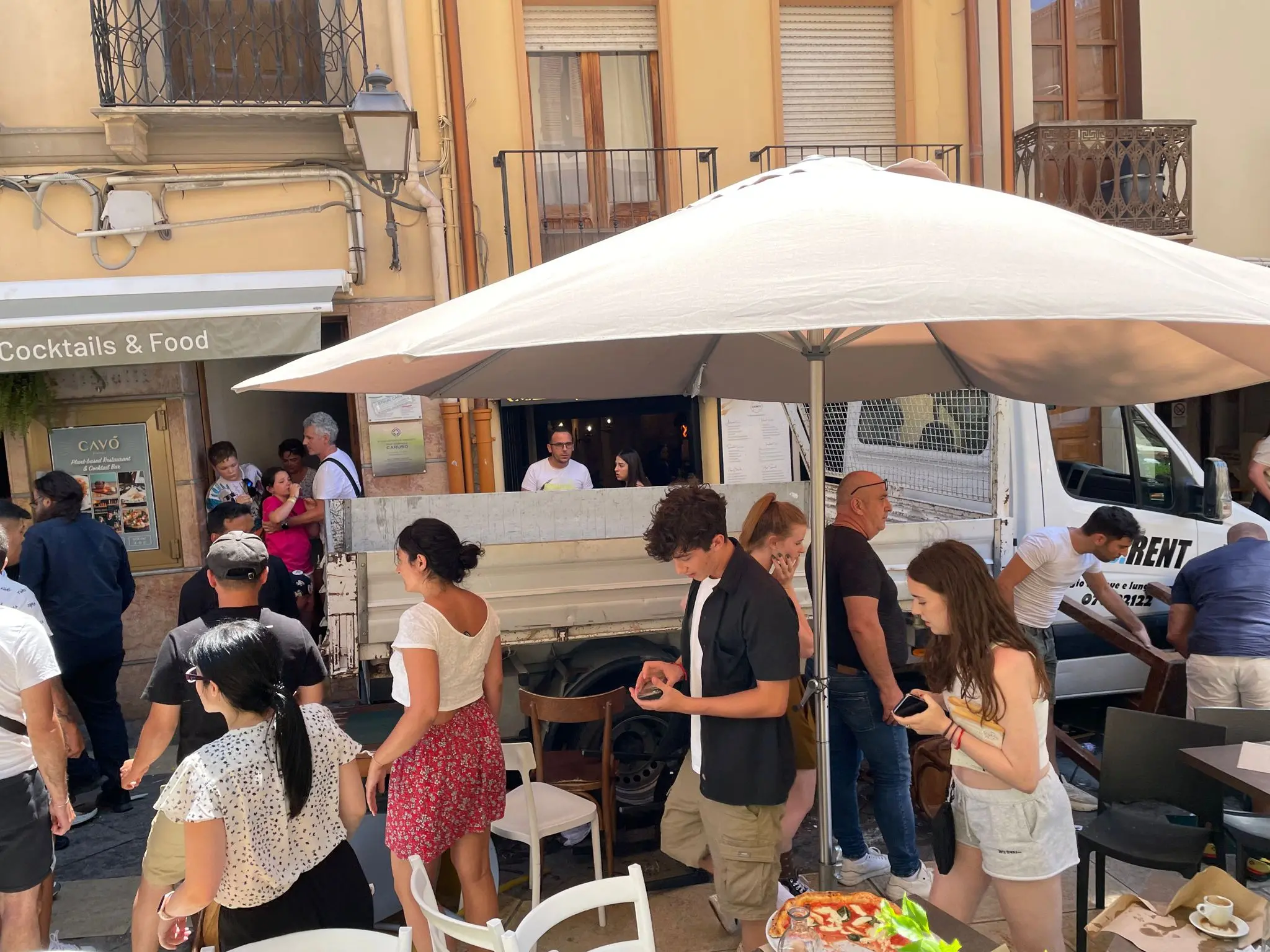 Cagliari: Camion Piomba Sui Tavolini Dei Locali Tra I Clienti, Ci Sono ...