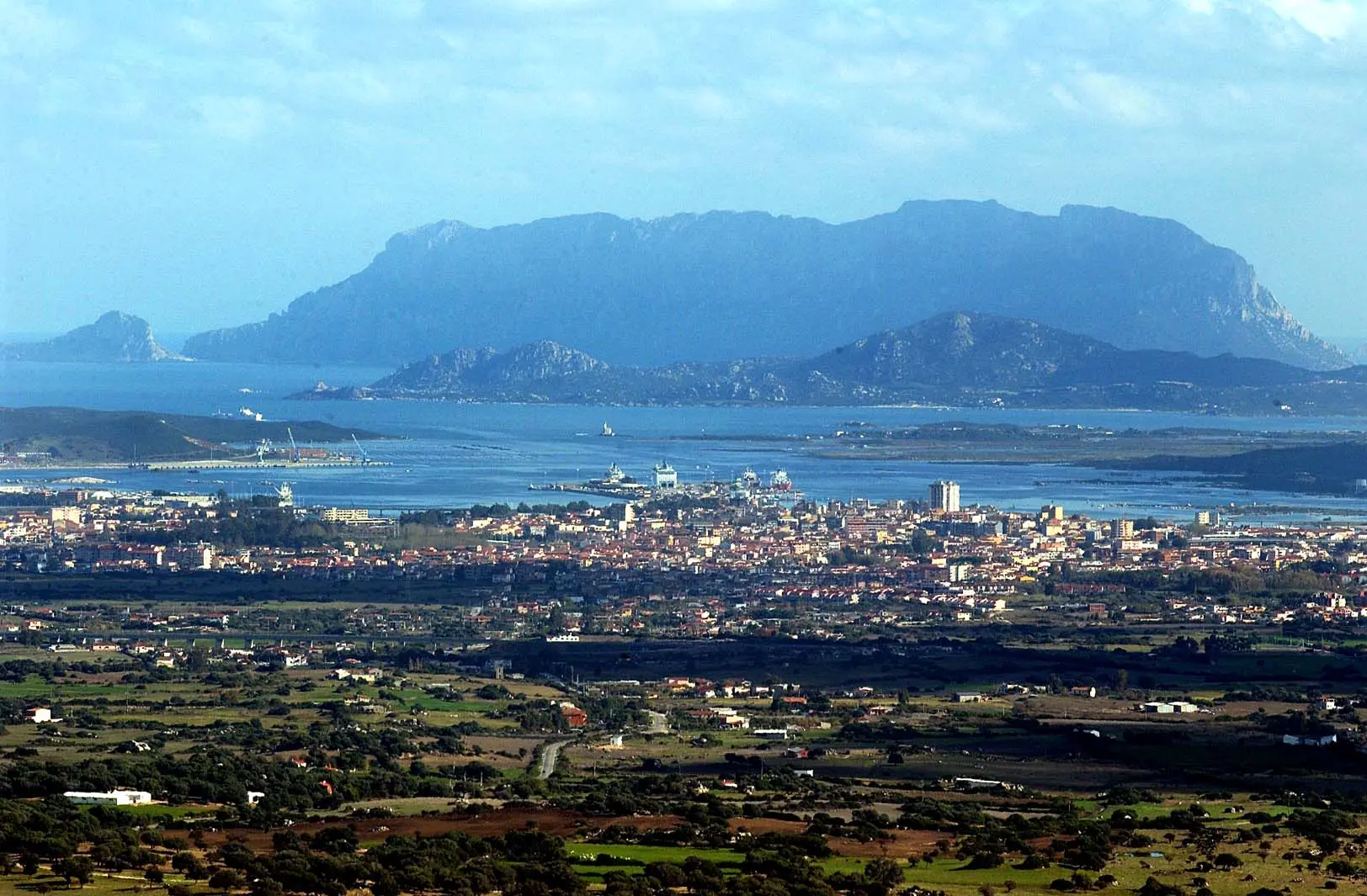 QUARTA: una panoramica di Olbia dominata da Tavolara  (Foto Satta)