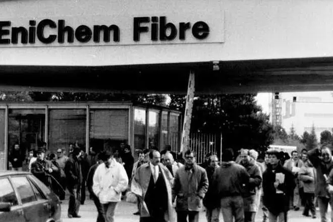 Una foto storica dello stabilimento Enichem fibre negli anni di massima produzione (L'Unione Sarda)