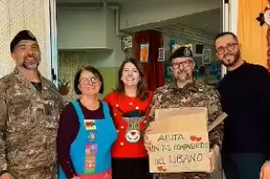 Il sindaco (a destra) con i militari della Brigata Sassari (foto concessa)