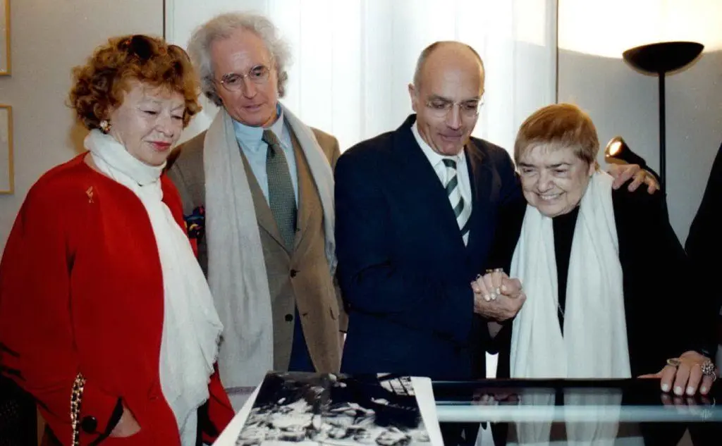 Un'immagine di Inge Feltrinelli insieme a Luciano Benetton, Gabriele Albertini e Fernanda Pivano