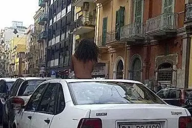 LA DONNA SULL'AUTO