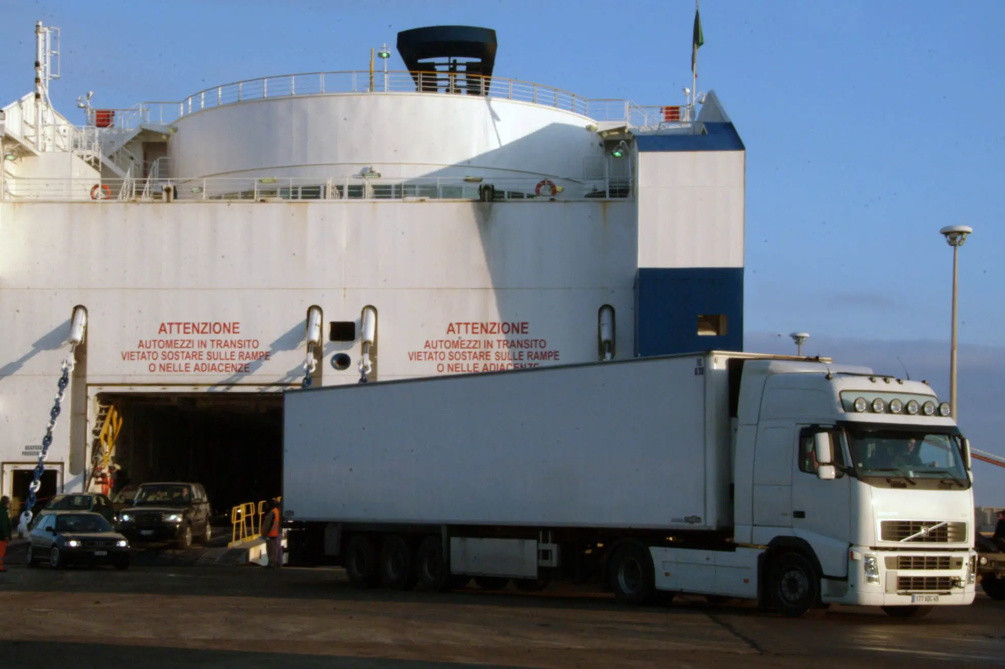 Lo sbarco di un camion da una nave