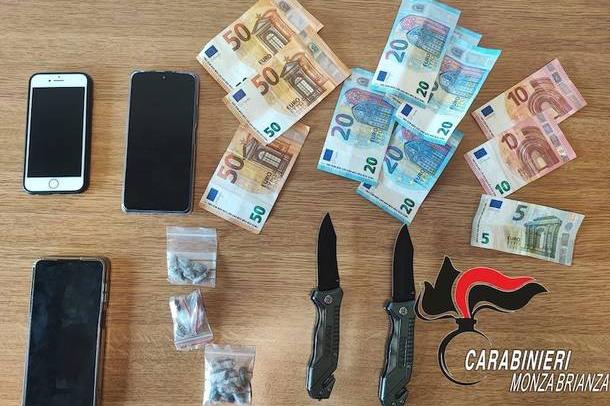 Soldi, droga e coltelli sequestrati ai due ragazzi (Foto Carabinieri)