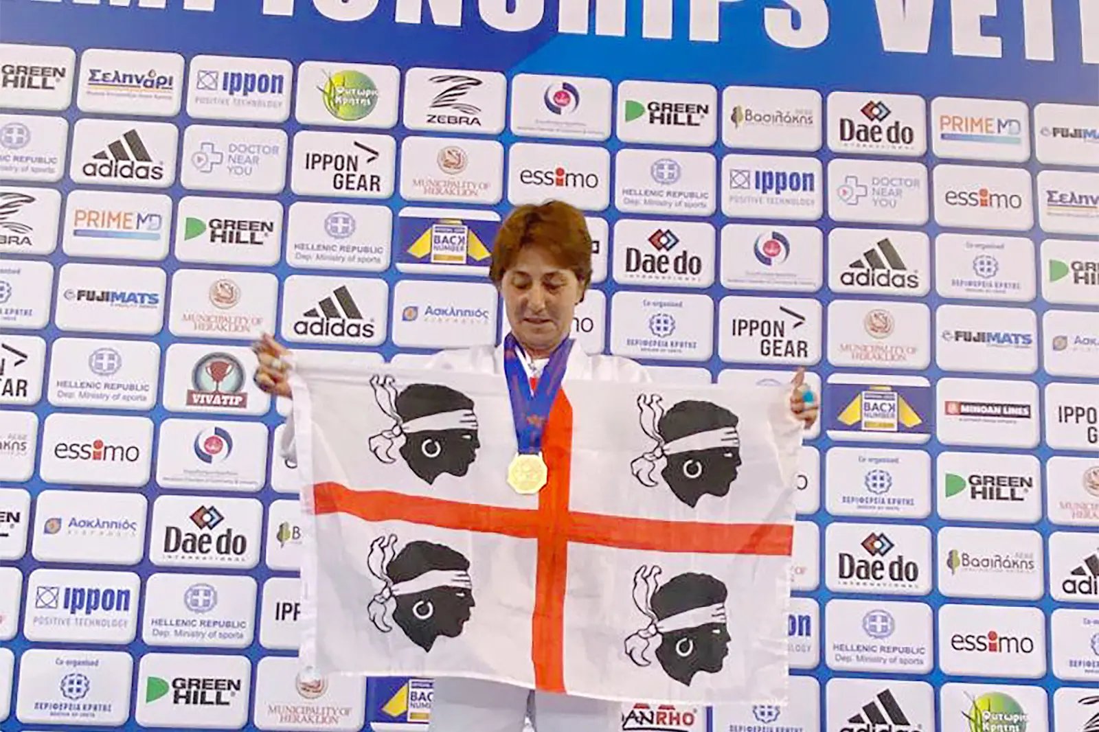 Sandra Trogu sul podio con la bandiera dei Quattro mori (foto concessa)