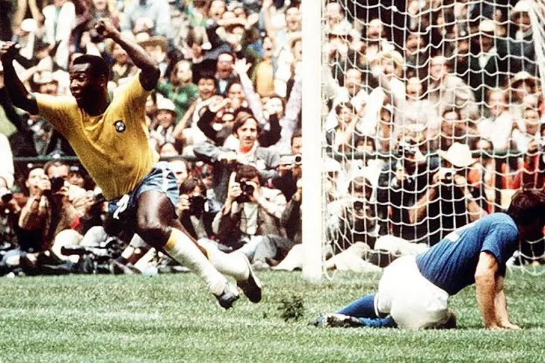 L'esultanza di Pelé dopo il gol del vantaggio iniziale