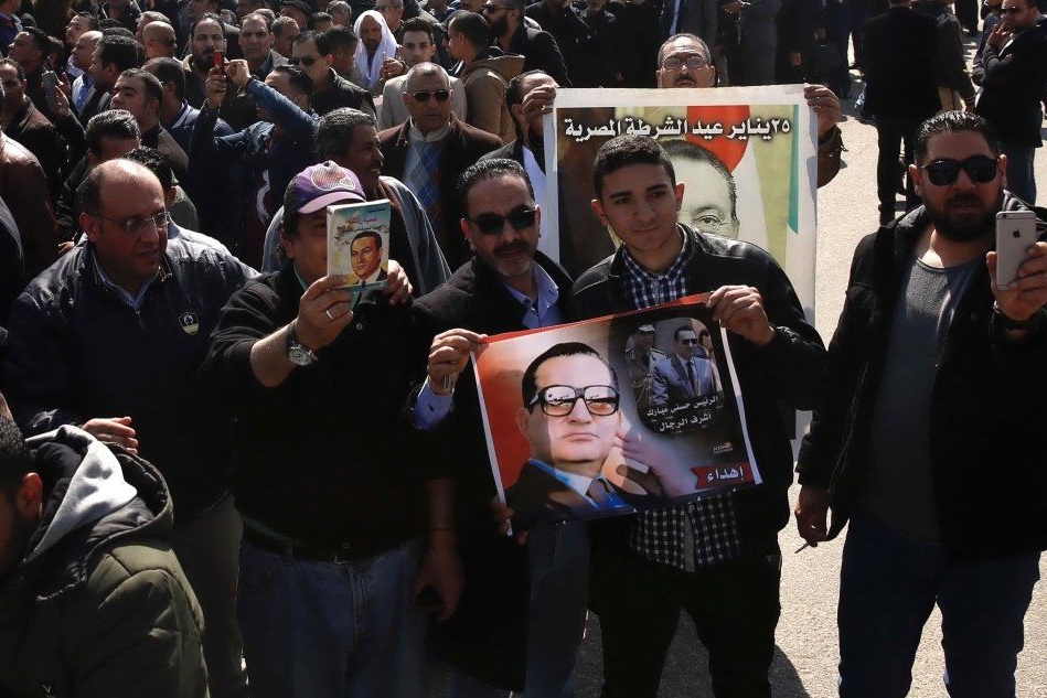 Egiziani in lutto per la morte dell'ex presidente Mubarak